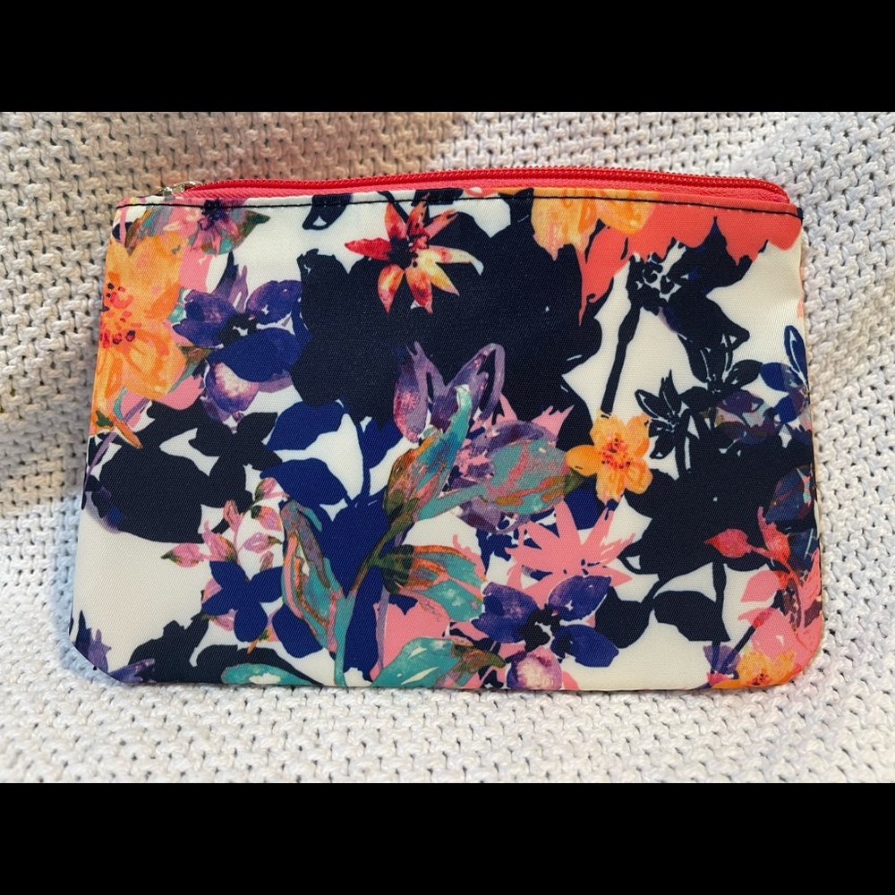 🐙Avon small make up bag